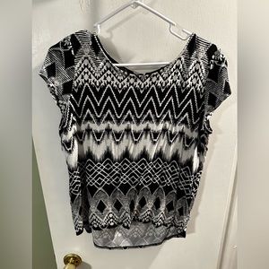 Light weight, flattering black & white top w/adorable back tie by Tribal size M